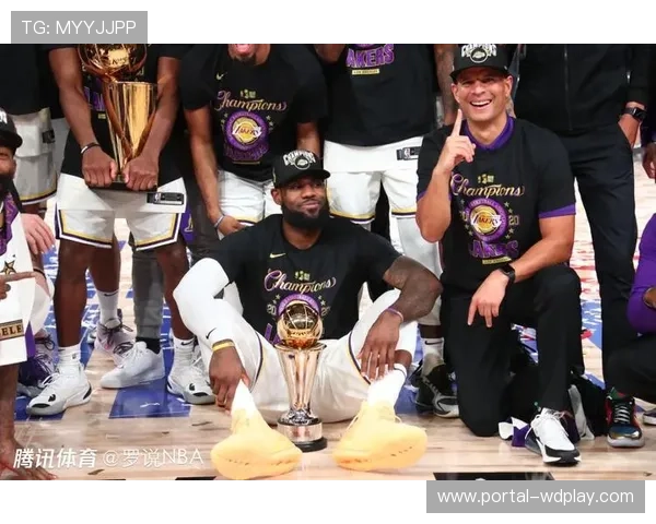 詹姆斯复出首战空接暴扣，湖人板凳席沸腾致敬老将