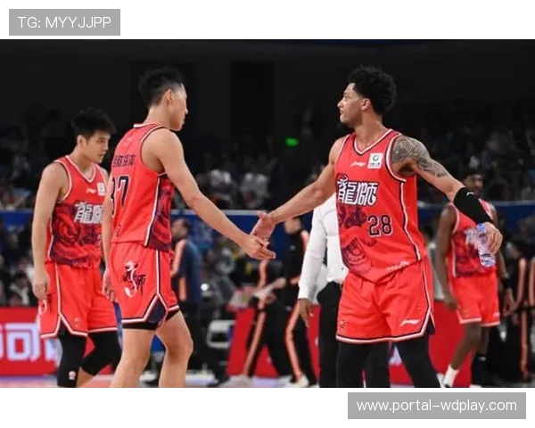 萨林杰压哨补篮，广东队半场唯一亮点